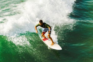 大连小球迷跨海助威，英博主场力克海港展现足球温度